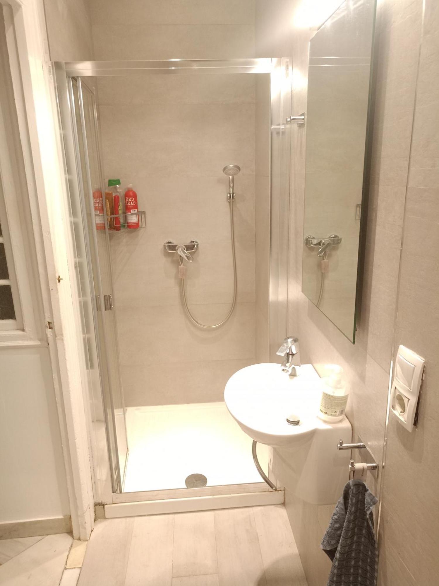 Small Stylish Room With Comfortable Queen-Size Bed In Very Large, Beautifully Decorated Shared Flat In The Historic Centre Of マラガ エクステリア 写真